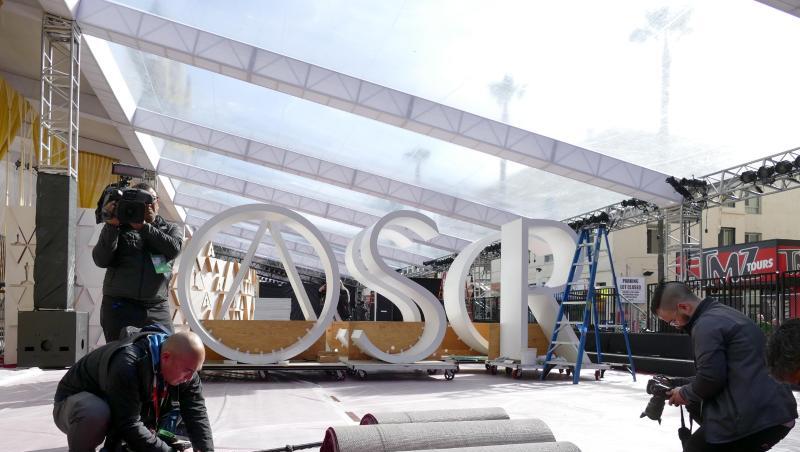 Der rote Teppich für die Oscar-Verleihung wird am Eingang zum Dolby Theatre ausgerollt. Der rote Teppich für die Oscar-Verleihung wird am Eingang zum Dolby Theatre ausgerollt.
