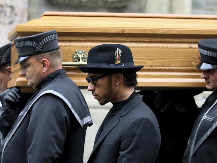 Weltmeister Lewis Hamilton (M) war einer der zahlreichen Prominenten bei der Trauerfeier.