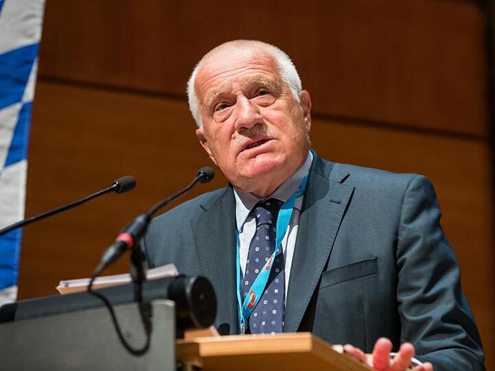Vaclav Klaus spricht während einer Wahlkampfveranstaltung der AfD Bayern. Foto: Daniel Karmann/dpa