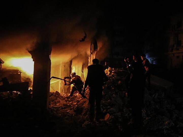 Die Feuerwehr in Ariha im Löscheinsatz.