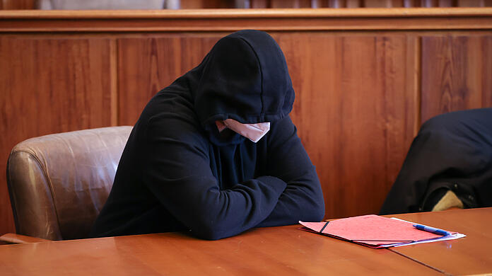 Der Angeklagte sitzt am Dienstag im Gerichtssaal im Landgericht Flensburg.