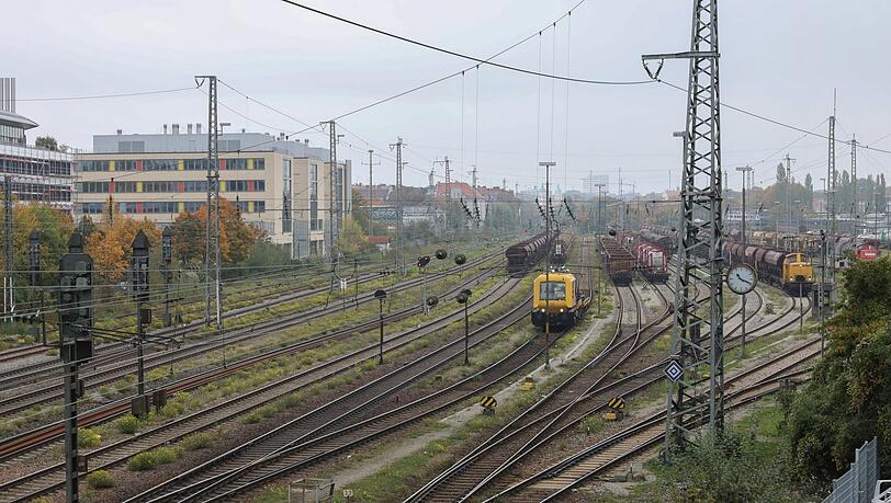 Blick gen Osten: Am linken Bildrand entsteht der neue Bahnsteig.