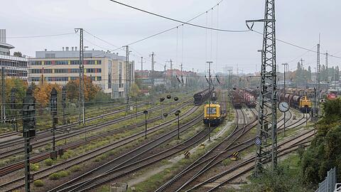 Blick gen Osten: Am linken Bildrand entsteht der neue Bahnsteig.