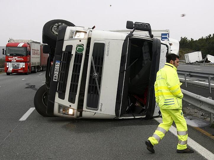 Vom Winde verweht: Umgekippter Lkw auf der Autobahn zwischen Narbonne und Perpignan