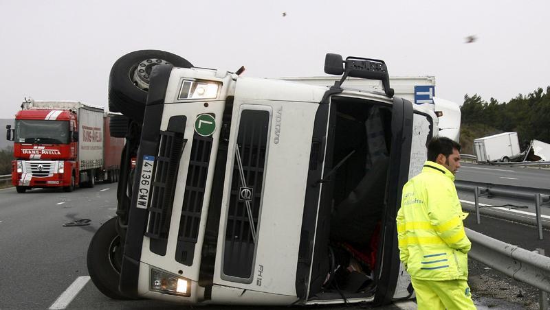 Vom Winde verweht: Umgekippter Lkw auf der Autobahn zwischen Narbonne und Perpignan Vom Winde verweht: Umgekippter Lkw auf der Autobahn zwischen Narbonne und Perpignan