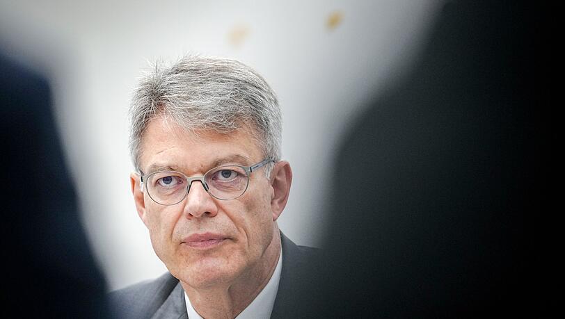 Der neue Verkehrsminister ist mit der Leistung der Deutschen Bahn unzufrieden.