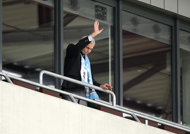 Am Millerntor: Dieter Schneider lässt sich im Fanblock feiern.