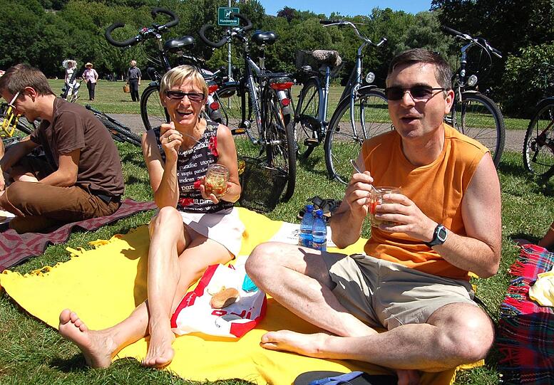 Ilona und Frank Fessel sitzen am Sonntag (05.07.2009) auf ihrer Picknickdecke auf der Peißnitzinsel in Halle (Saale). Das Ehepaar saß an der magischen Grenze von 1.700 Metern, wo der 2009 der Rekord stand.