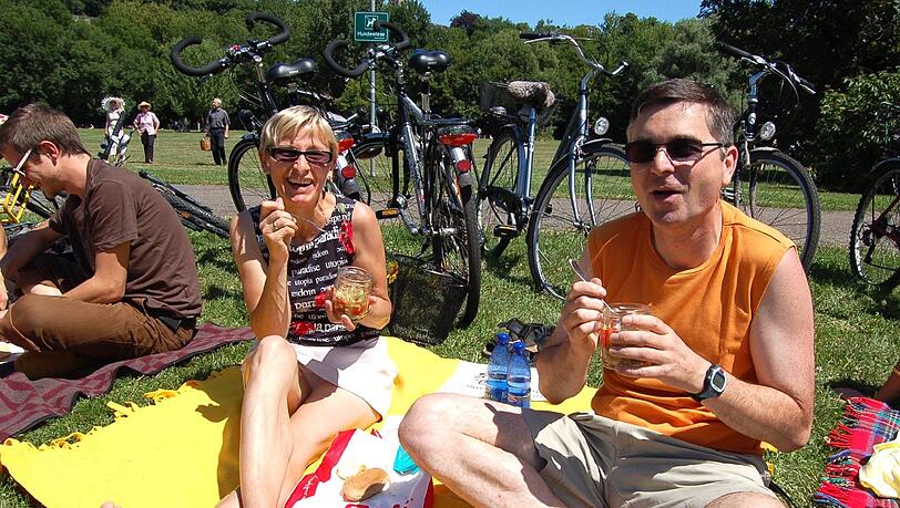 Ilona und Frank Fessel sitzen am Sonntag (05.07.2009) auf ihrer Picknickdecke auf der Peißnitzinsel in Halle (Saale). Das Ehepaar saß an der magischen Grenze von 1.700 Metern, wo der 2009 der Rekord stand. Ilona und Frank Fessel sitzen am Sonntag (05.07.2009) auf ihrer Picknickdecke auf der Peißnitzinsel in Halle (Saale). Das Ehepaar saß an der magischen Grenze von 1.700 Metern, wo der 2009 der Rekord stand.