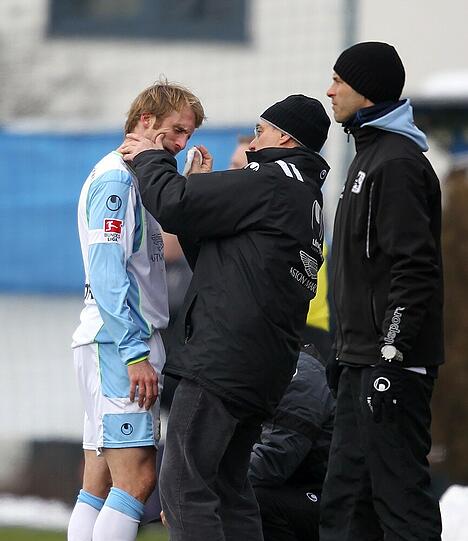 Nase gebrochen! Daniel Bierofka wird nach dem Zusammenstoß mit dem Schiedsrichter vom Teamarzt versorgt. Die Bilder