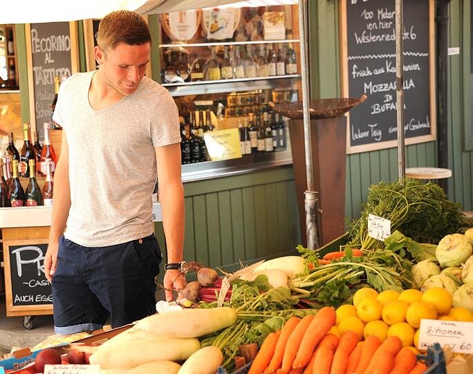 Hier kommt er im Sommer gerne her: Auf dem Viktualienmarkt kauft er Gemüse, Blumen oder eine Hühnersuppe.