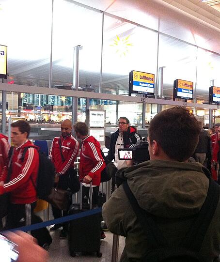 Die Bayern-Spieler checken am Flughafen in München ein. Die Bilder vom Abflug.