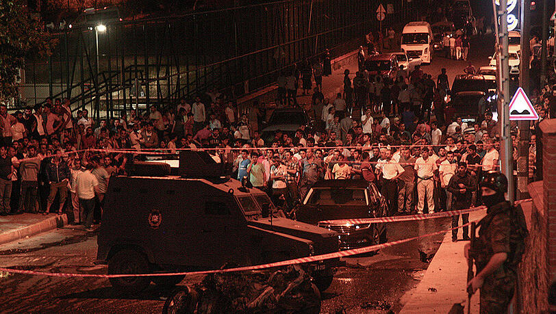 Bei einem Bombenanschlag und einem anschließenden Angriff auf eine Polizeiwache in Istanbul sind mindestens drei Menschen getötet worden. Bei einem Bombenanschlag und einem anschließenden Angriff auf eine Polizeiwache in Istanbul sind mindestens drei Menschen getötet worden.