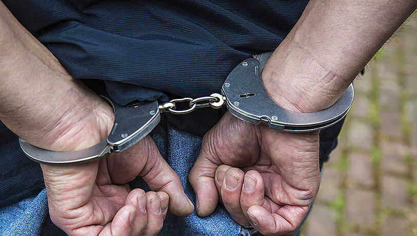 Im Haus des 45-Jährigen konnte die Polizei mehrere Schusswaffen und spezielle Chemikalien finden. (Symbolbild) Im Haus des 45-Jährigen konnte die Polizei mehrere Schusswaffen und spezielle Chemikalien finden. (Symbolbild)