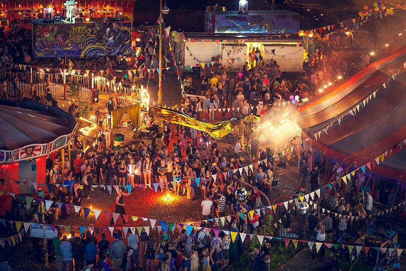 Manege frei für den Wannda Circus: Ein Artist jongliert mit Feuerfackeln &ndash; die Besucher schauen hin.
