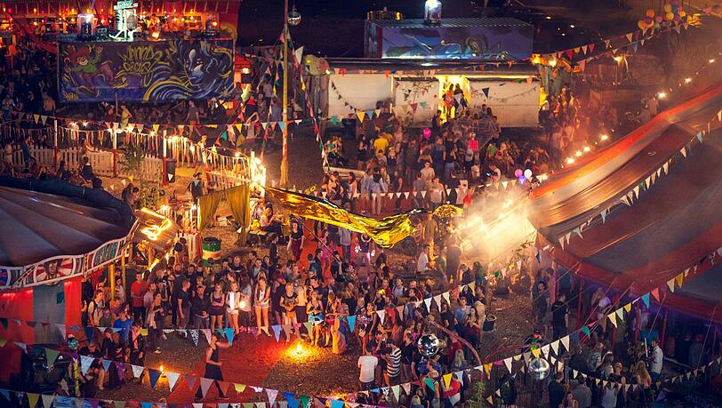 Manege frei für den Wannda Circus: Ein Artist jongliert mit Feuerfackeln – die Besucher schauen hin. Manege frei für den Wannda Circus: Ein Artist jongliert mit Feuerfackeln – die Besucher schauen hin.
