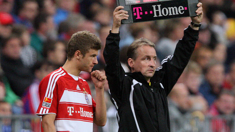 Thomas Müller gibt 2008 sein Profidebüt für den FC Bayern.