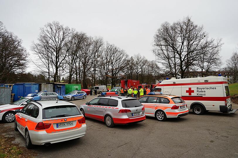 Die Feuerwehr, Polizei und Sprengstoff-Experten vor Ort zogen spät Nachmittags wieder ab. Die Räumung soll erst am Donnerstag stattfinden.