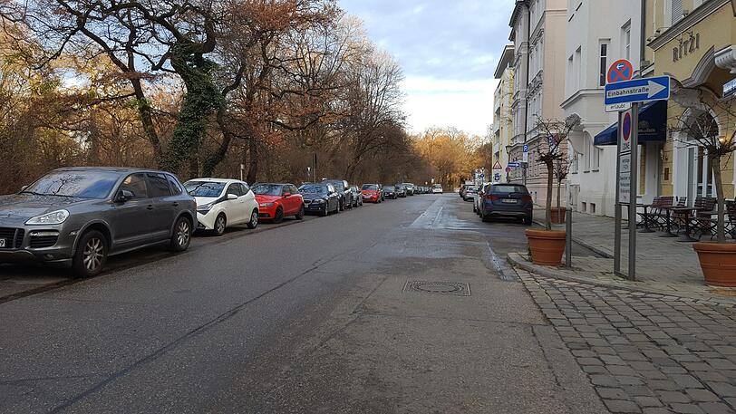 Hier darf man aktuell noch nicht nebeneinander radeln &ndash; bald aber schon? Blick in die Maria-Theresia-Straße.