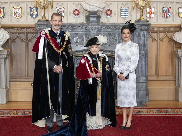Queen Elizabeth (m.) mit König Felipe von Spanien und Königin Letizia in der St. George's Hall im Windsor Castle.