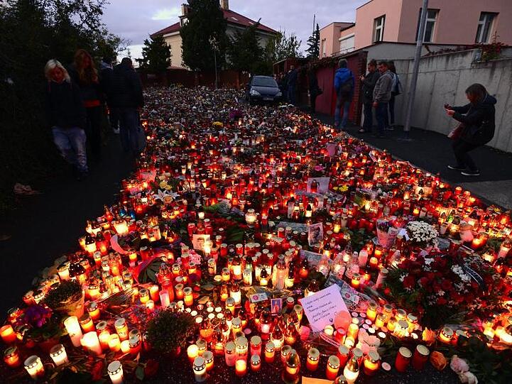 Ein Lichtermeer vor Karel Gotts Wohnhaus.