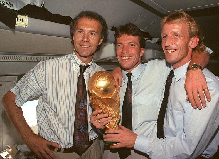 Weltmeister unter sich: Bundestrainer Beckenbauer (l.), der schon 1974 als Spieler erfolgreich war, mit Matthäus (m.) und Brehme.
