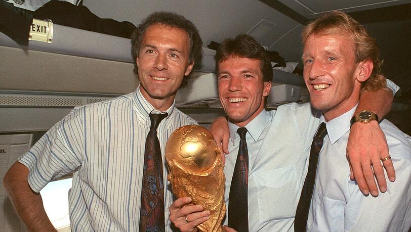 Weltmeister unter sich: Bundestrainer Beckenbauer (l.), der schon 1974 als Spieler erfolgreich war, mit Matthäus (m.) und Brehme. Weltmeister unter sich: Bundestrainer Beckenbauer (l.), der schon 1974 als Spieler erfolgreich war, mit Matthäus (m.) und Brehme.