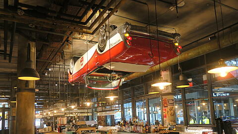 Keine Attrappe: Im Restaurant Motorworld Inn hängt ein echter Buick Super Convertible über der Bar - und verteilt im Lokal gibt's auch noch weitere Oldtimer.