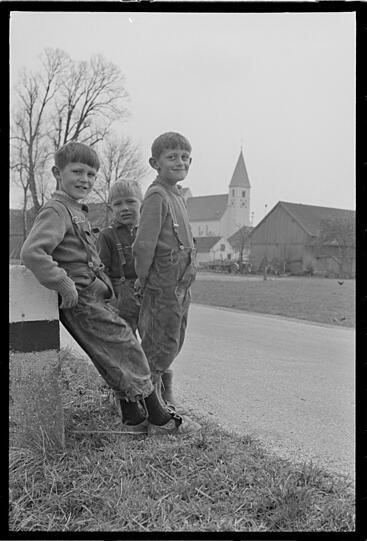 Drei Buben aus dem niederbayerischen Sossau bei Straubing: Sie besuchten die Unterstufe der Volksschule. Vier Jahrgänge wurden damals in einer Klasse unterrichtet.