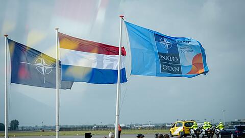 Zahlreiche Staats- und Regierungschefs trafen am Abend am Flughafen in Amsterdam ein.