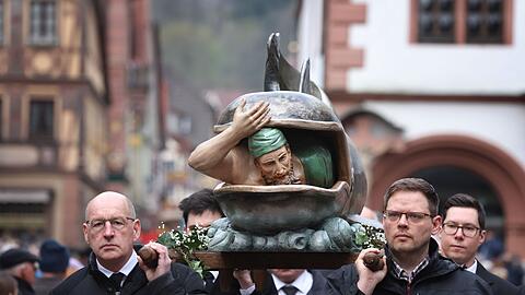 Handwerksz&uuml;nfte ziehen mit Figuren, die religi&ouml;se Szenen darstellen, durch die Stadt.