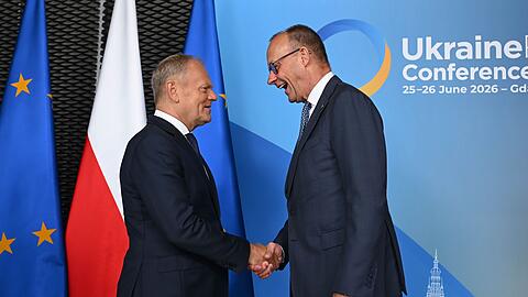 Kanzler Merz (r.) appelliert an Moskau, in Friedensverhandlungen einzusteigen.