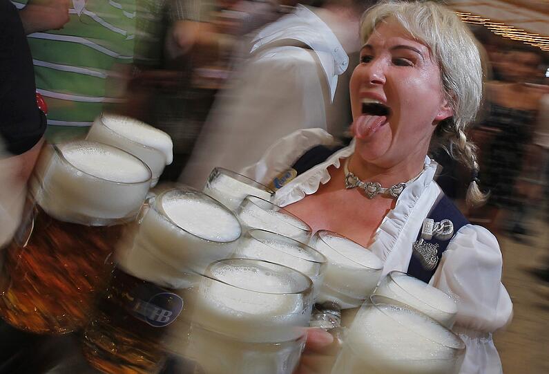 Bei schönstem Wetter sind auf der Wiesn die Zelte voll, die Stimmung ist ausgelassen: Die Wiesn 2011 beginnt