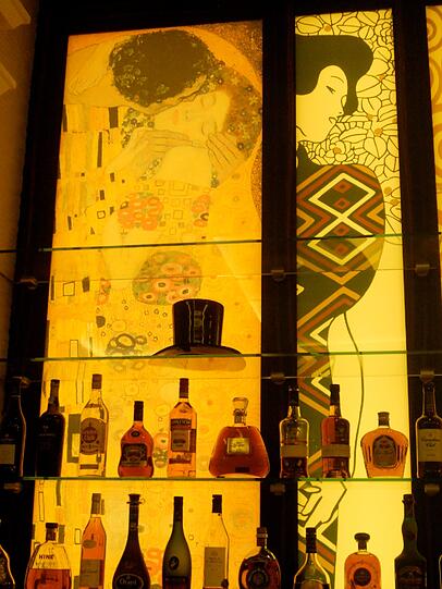 Hingucker des Lokals: Die illuminierten Jugenstilmalereien hinter der Bar.