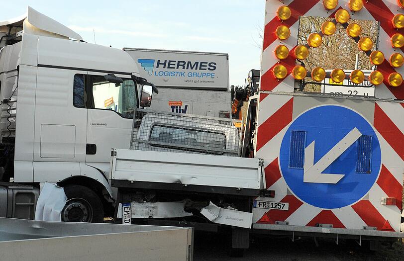 Das Surfen oder Chatten mit Smartphones während der Fahrt ist zunehmend Auslöser für Lkw-Karambolagen. (Symbolbild)