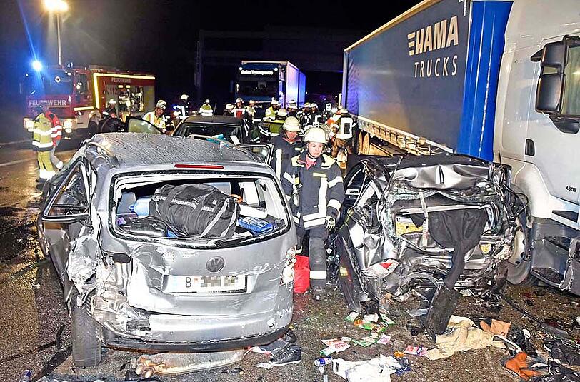 Bilder vom schweren Verkehrsunfall auf der A99 bei Neuherberg. Ein 40-Tonner raste in ein Stauende - mehrere Personen wurden schwer verletzt.