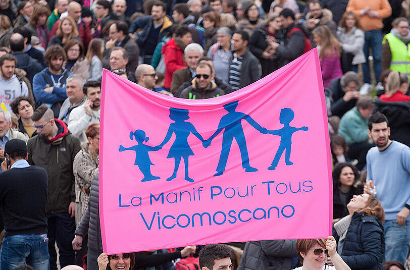 Besonders kritisierten die Redner das vorgesehene Adoptionsrecht, das es Homosexuellen erlauben soll, leibliche Kinder ihres Partners zu adoptieren.