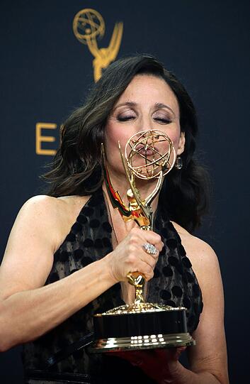 Julia Louis-Dreyfus freut sich über ihren Preis.