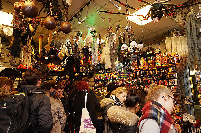 Der Halloween Gore Store bietet alles, was das Herz eines Horror-Fans begehrt.