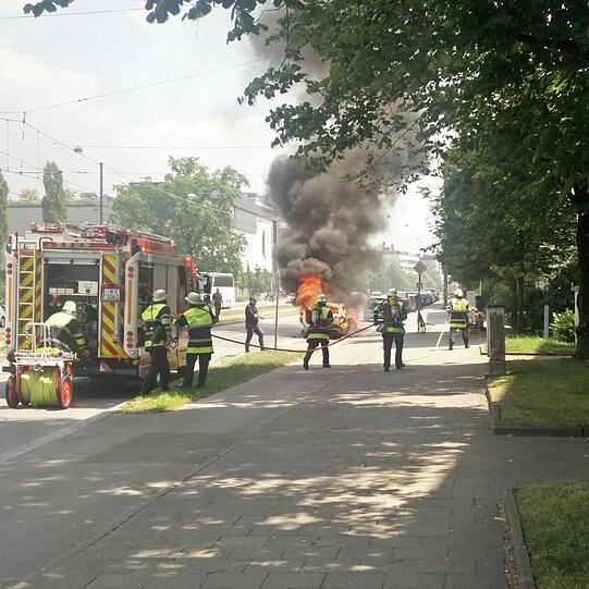 In der Berg-am-Laim-Straße ist am Donnerstag ein Auto komplett ausgebrannt.