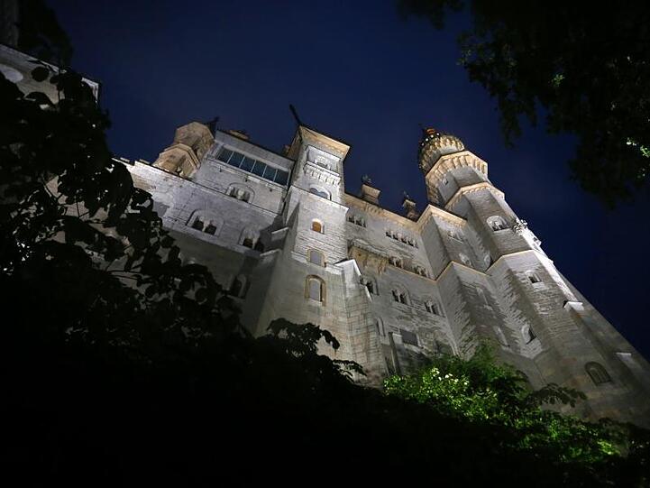 Im Licht von 47 LED-Strahlern steht das Schloss Neuschwanstein im strömenden Regen. Foto: Karl-Josef Hildenbrand/dpa