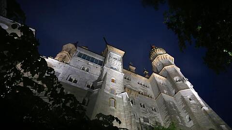 Im Licht von 47 LED-Strahlern steht das Schloss Neuschwanstein im strömenden Regen. Foto: Karl-Josef Hildenbrand/dpa