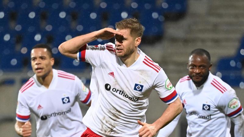 HSV-Stürmer Simon Terodde (M) bejubelt seinen Treffer zum 2:1-Sieg. Rechts hinter ihm Teamkamerad David Kinsombi und links Jan Gyamerah.