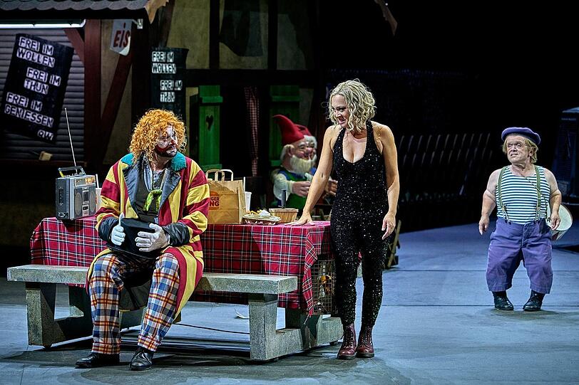 Klaus Florian Vogt, Irene Roberts und Manni Laudenbach in Tobias Kratzers Bayreuther "Tannhäuser"-Inszenierung.