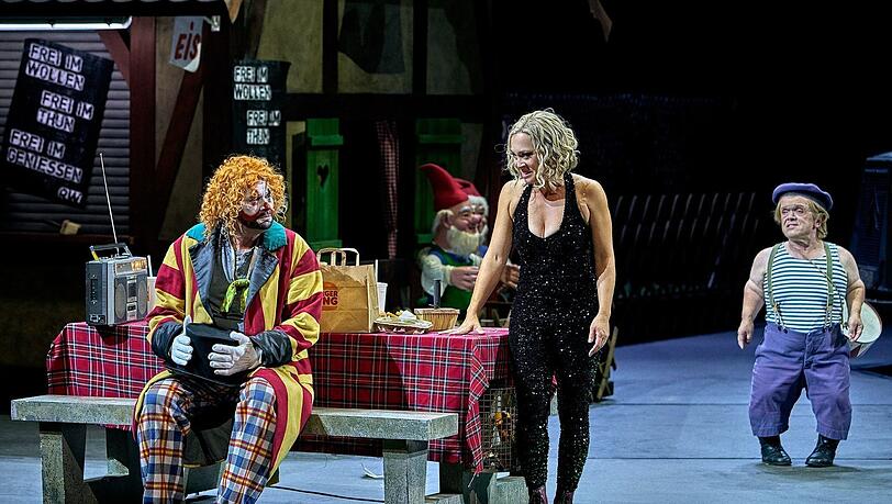 Klaus Florian Vogt, Irene Roberts und Manni Laudenbach in Tobias Kratzers Bayreuther "Tannhäuser"-Inszenierung. Klaus Florian Vogt, Irene Roberts und Manni Laudenbach in Tobias Kratzers Bayreuther "Tannhäuser"-Inszenierung.