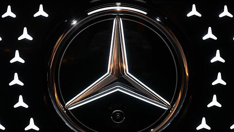 Zu Jahresbeginn musste Mercedes-Benz einen Gewinneinbruch hinnehmen. (Archivbild)