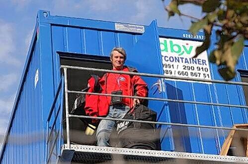Einpacken: Die Bulgaren müssen aus den Containern raus - es sind schon neue Arbeiter da.