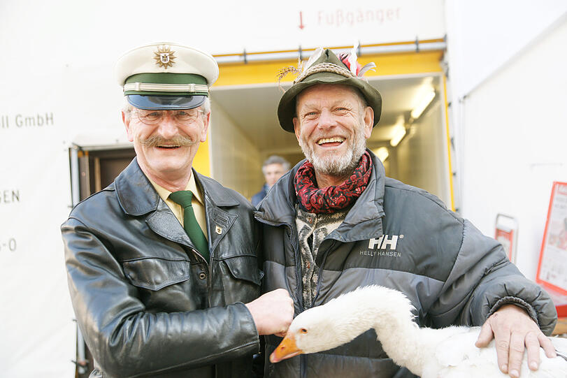 Vor der Baustelle der früheren Residenzpost trifft Erwin Noll den Gänse-Heinrich.