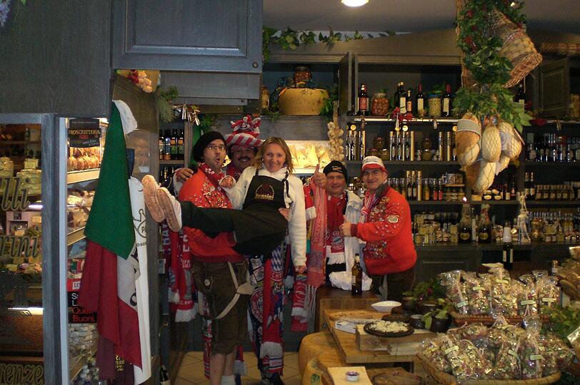 AC Florenz - FC Bayern,  3:2, 09.03.2010
Das bin ich mit  Florentina-Fans in einer großen Markthalle in Florenz. Hier haben wir gemeinsam gefeiert und  für nur 5 Euro gegessen und getrunken! Es gab Wasser, Rotwein, Brot, Käse und Wurst. Fussball verbindet &mdash; so sollte es auch  sein!