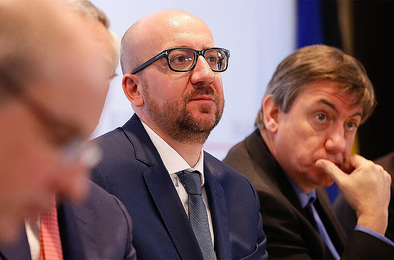 Belgiens Regierung (hier Premierminister Charles Michel (Mitte) und Belgiens Innenminister Jan Jambon (r.)) plant deutlich striktere Sicherheitsmaßnahmen.